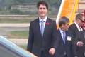 Video: Thủ tướng điển trai nhất thế giới xuống sân bay Nội Bài, vẫy tay chào Việt Nam