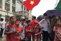 Bất chấp trời mưa, hàng trăm người đến nhà Văn Toàn cổ vũ Việt Nam