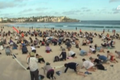 Người Australia vùi đầu xuống cát phản đối Chính phủ