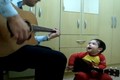 Nhóc tì hai tuổi quẩy guitar hát cùng bố cực chất
