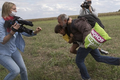 Phẫn nộ với nữ quay phim ngáng chân người tị nạn