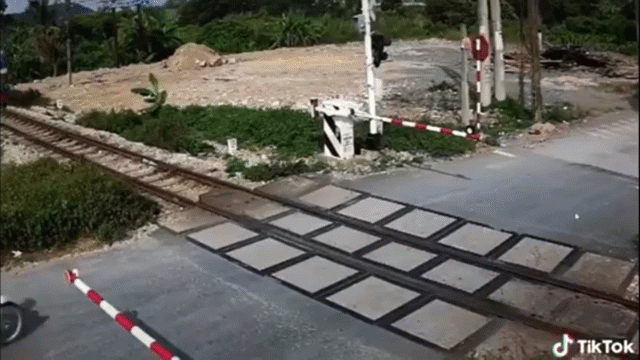 Video: Cú bẻ lái "thần sầu", giúp trai trẻ thoát chết ngay trước đầu tàu hỏa