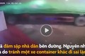 Video: Container tông sập nhà dân tại Hải Phòng