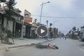 Video: Vượt trái ô tô, 2 thanh niên ngã “cày” mặt xuống đường