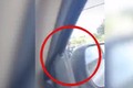 Video: Trai trẻ nhận kết đắng khi liều mạng đu bám đuôi xe tải