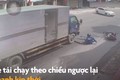 Video: Người chạy xe máy suýt chết khi va vào ôtô quay đầu bất cẩn