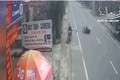 Video: Cô gái phi từ trong ngõ ra đâm trúng hai bố con đi xe máy