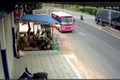 Video: Vội bắt xe, nữ sinh bị ôtô tông trực diện khi băng sang đường