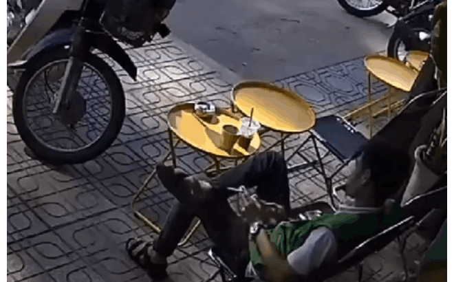 Video: Đang hút thuốc, nam thanh niên suýt bị ôtô “cướp mạng“