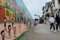 Người dân thích thú với bức tường bích họa cạnh nhà máy Rạng Đông