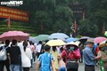 Du khách nườm nượp đội mưa đổ về Đền Hùng trong ngày khai hội