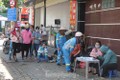 Hà Nội: Hàng trăm công nhân vệ sinh rơi nước mắt khi nhận tiền lương bị nợ