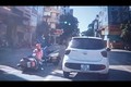 Video: “Ninja lead” tạt đầu ô tô, sang đường ẩu gây họa