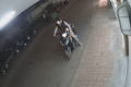 Video: Vợ chở theo con nhỏ canh chừng cho chồng trộm xe gây phẫn nộ