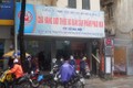 Cảnh tượng bất ngờ tại các quầy bán pháo hoa Tết ở Hà Nội