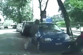 Video: Bị giật túi xách giữa phố, cô gái tung đòn hạ gục 2 tên cướp