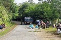 Lào Cai: Đu bám theo xe tải, bé trai ngã xuống đường tử vong