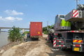 Container lao xuống sông Hồng: Xe vô chủ, quy trách nhiệm thế nào?