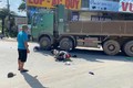 Hoà Bình: Xe máy va chạm ô tô tải, cô gái trẻ tử vong