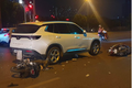 Hà Nội: Ô tô va chạm hàng loạt xe máy, 2 người bị thương nặng
