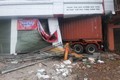 Hải Phòng: Bị nổ lốp, xe container lao lọt thỏm trong cửa hàng xe máy