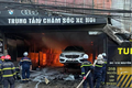 Hà Nội: Gara ô tô cháy ngùn ngụt, cột khói bốc cao hàng trăm mét