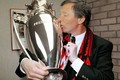 Cup vô địch Premier League đầu tiên của Sir Alex Ferguson và MU