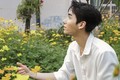 Chàng “búp bê” gốc Việt được chú ý khi về quê làm từ thiện