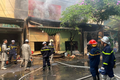 Hà Nội: Đục cửa cứu tài sản trong vụ cháy lan 4 ki ốt 