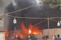Cháy dữ dội tại quán bán nước đối diện Viện Y học Cổ truyền