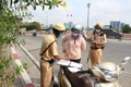Chỉ có bằng lái ô tô nhưng điều khiển xe máy có bị phạt?