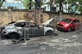 Ô tô đỗ trong ngõ ở Hà Nội bốc cháy, thiêu rụi hoàn toàn
