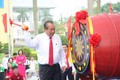 Phó Thủ tướng đội mũ bảo hiểm cho học sinh trong lễ khai giảng