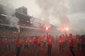 Pháo sáng, cờ đỏ rực sân Lạch Tray trước trận Việt Nam – UAE