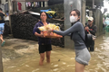 Lũ lụt miền Trung: Nước lũ trôi đi, tình người ở lại!