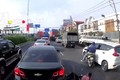 Video: Tông trúng người phụ nữ bán vé số trên quốc lộ rồi bỏ chạy