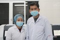 Vợ chồng chuyên gia vượt 1.600km chi viện xét nghiệm cho tâm dịch Hải Dương