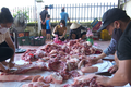 Cảnh người dân Hưng Yên mổ lợn tặng 119 hộ đang bị phong tỏa