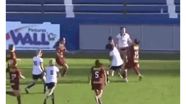 Video: Cầu thủ nữ lao vào đấm đá nhau như phim hành động