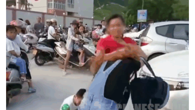 Video: Tranh cãi, 2 bà mẹ túm tóc đánh nhau ngay trước cổng trường học