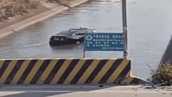 Nữ tài xế nhanh trí trèo lên nóc khi ô tô lao xuống sông