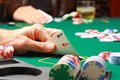 Chơi bài poker thế nào để không vi phạm pháp luật?