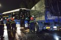 Xe chở 31 người nước ngoài va chạm xe tải, 1 người tử vong