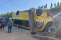 Lật xe đưa đón học sinh trên QL 19, nhiều em bị thương