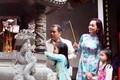 Sao Việt nô nức lên chùa cầu an đầu năm