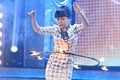 Danh hài Việt Hương lắc vòng lửa trên sân khấu