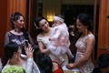 Con gái Trang Nhung ngơ ngác trong tiệc cưới bố mẹ