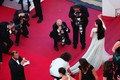 Lý Nhã Kỳ có người chỉnh váy trên thảm đỏ Cannes