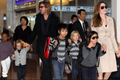 Angelina Jolie đòi Brad Pitt “hùn tiền” nuôi 6 con nhỏ