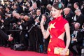 Sao TQ mặc váy quốc kỳ quét đất ở Cannes cúi đầu xin lỗi 